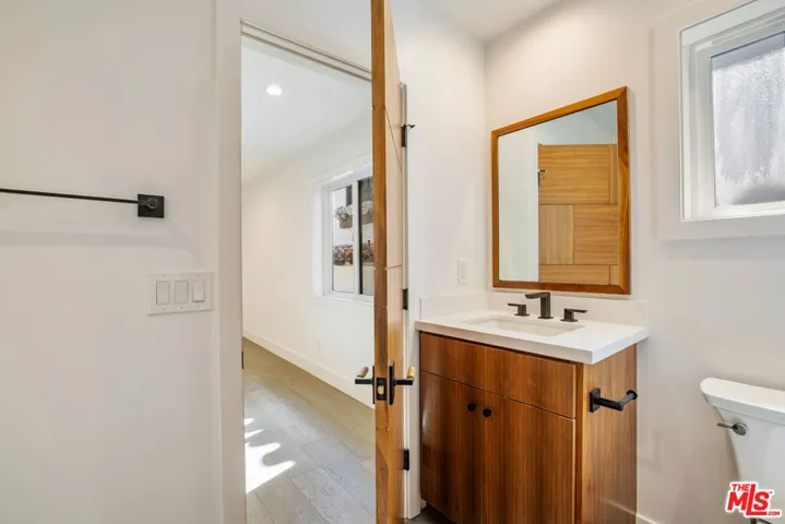10060 Toluca Lake Avenue, Toluca Lake, California 91602