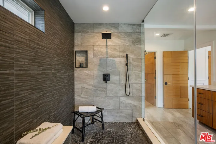 10060 Toluca Lake Avenue, Toluca Lake, California 91602