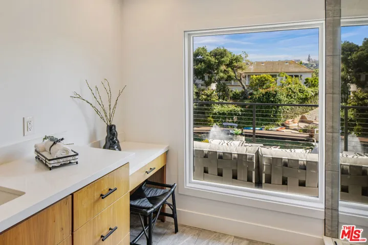 10060 Toluca Lake Avenue, Toluca Lake, California 91602