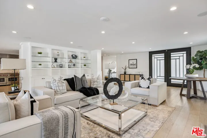 10060 Toluca Lake Avenue, Toluca Lake, California 91602
