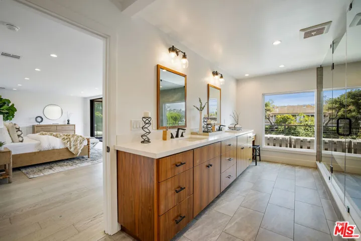 10060 Toluca Lake Avenue, Toluca Lake, California 91602