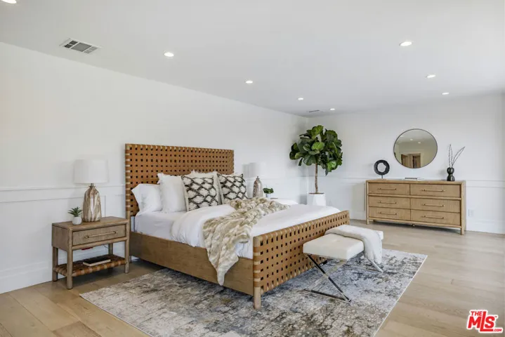 10060 Toluca Lake Avenue, Toluca Lake, California 91602