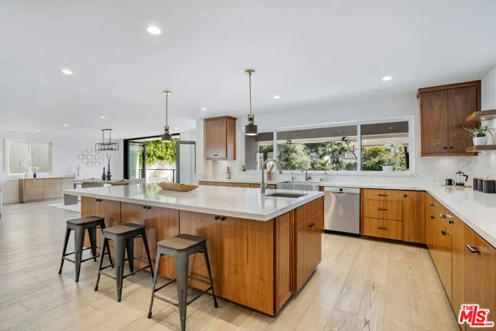 10060 Toluca Lake Avenue, Toluca Lake, California 91602