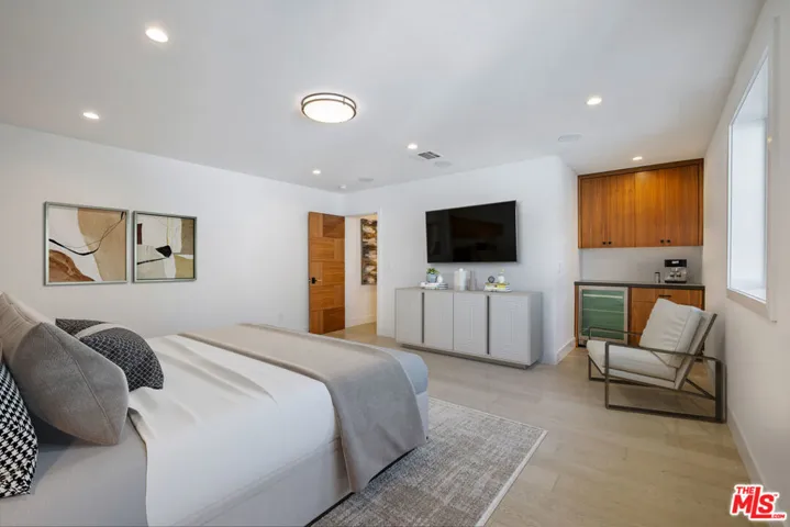 10060 Toluca Lake Avenue, Toluca Lake, California 91602