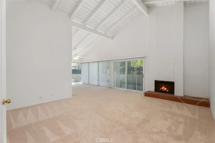 vaulted ceiling in livingroom