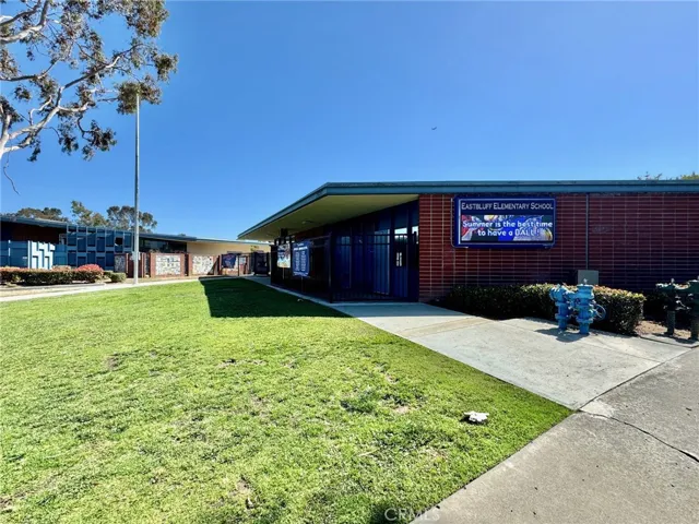 Blue Ribbon Eastbluff Elementary walking distance to home