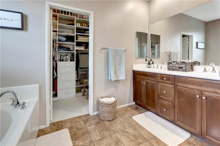 Main bedroom with en-suite bathroom and custom walk-in closet.

