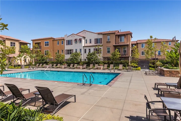 Community pool, BBQ, outdoor fireplace and much more