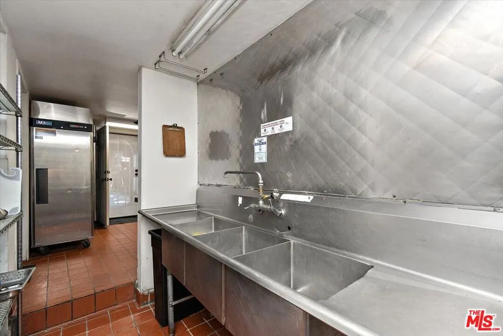 39226 N Shore Drive, Fawnskin, California 92333 home-pic-36