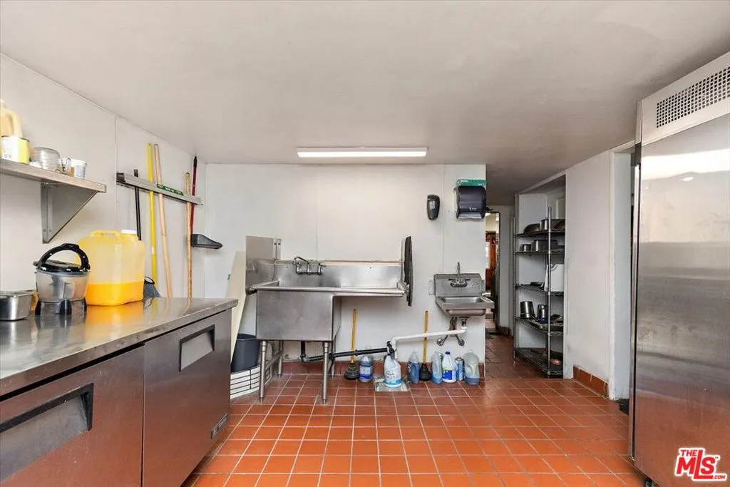 39226 N Shore Drive, Fawnskin, California 92333 home-pic-39