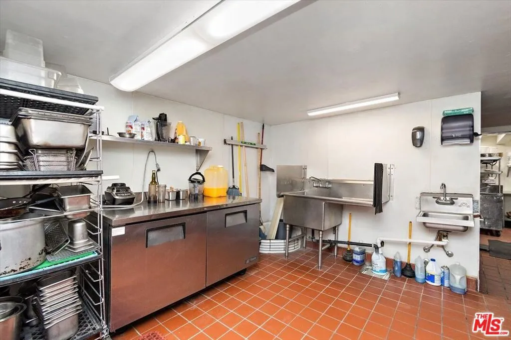 39226 N Shore Drive, Fawnskin, California 92333 home-pic-38