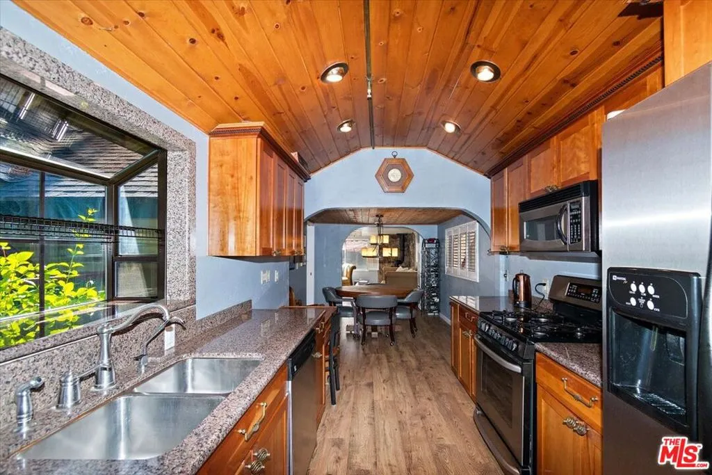 39226 N Shore Drive, Fawnskin, California 92333 home-pic-8