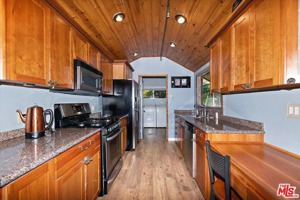 39226 N Shore Drive, Fawnskin, California 92333 home-pic-7