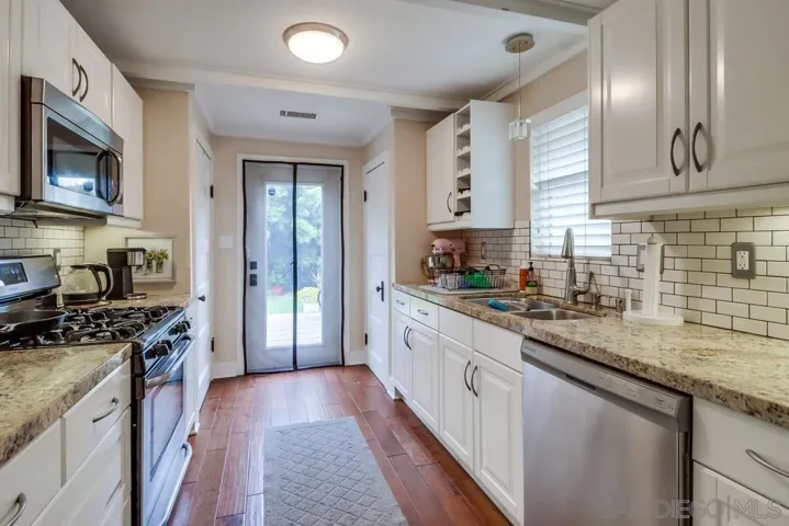 3060 Walton Place, San Diego, California 92116