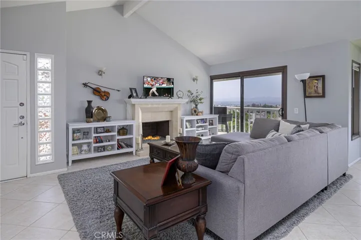 Living Room with Vaulted Ceilings/Fireplace