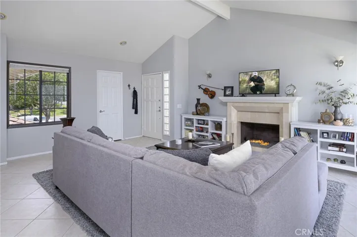 Living Room with Vaulted Ceilings/Fireplace