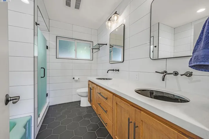 22711 Woodridge Dr, Hayward, California 94541