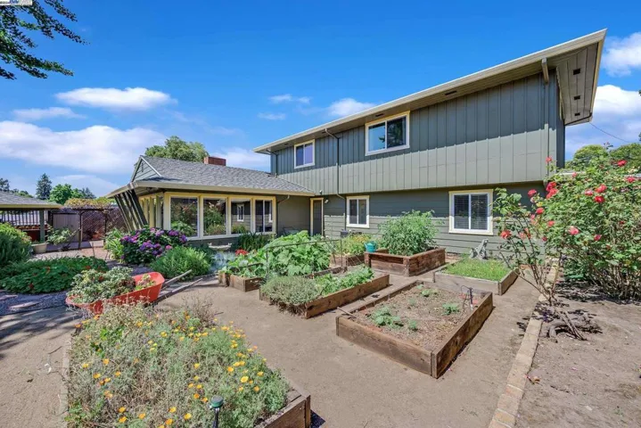 22711 Woodridge Dr, Hayward, California 94541