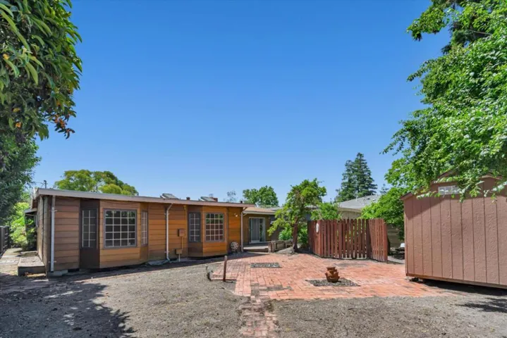 979 Lawrence Lane, Palo Alto, California 94303