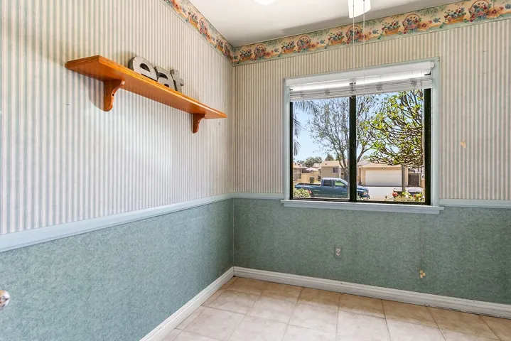  Casual dining area in kitchen