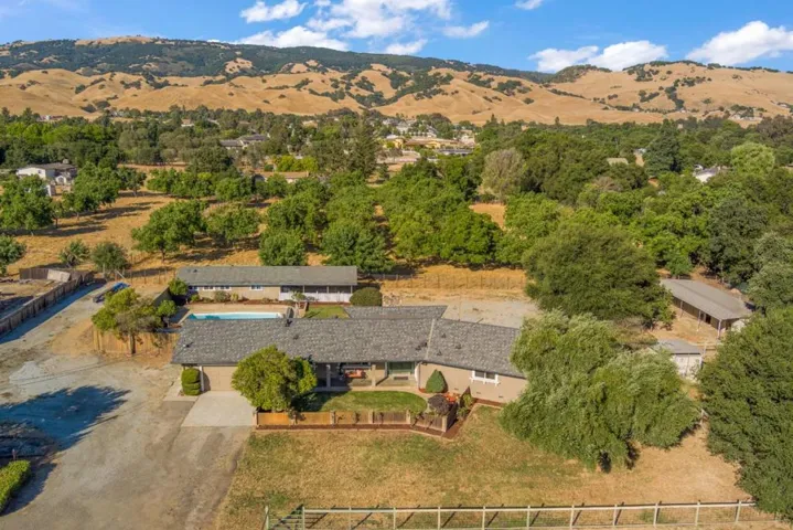 11820 Foothill Avenue, Gilroy, California 95020