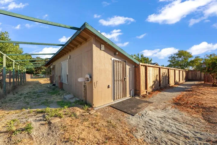 11820 Foothill Avenue, Gilroy, California 95020