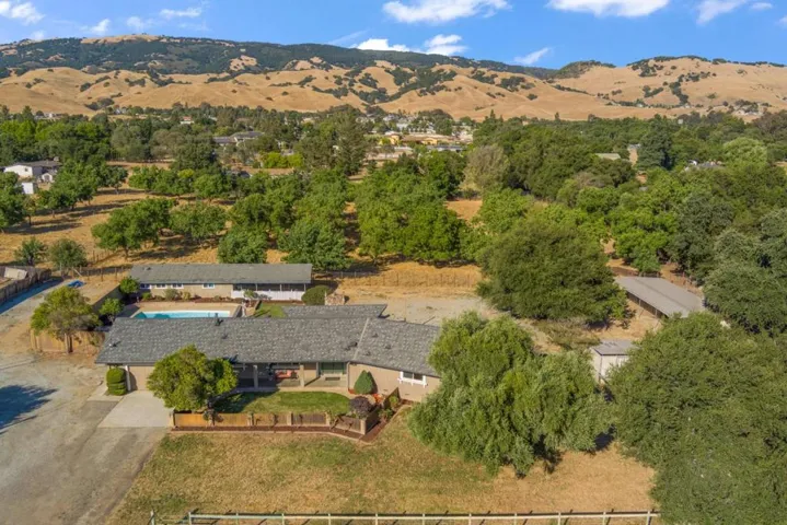 11820 Foothill Avenue, Gilroy, California 95020