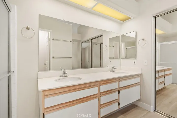 Dual sinks in the master bath