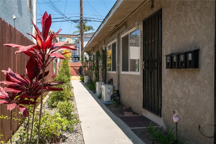 187 Roycroft Avenue, Long Beach, California 90803