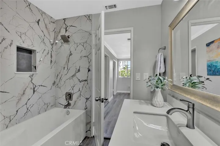 Second floor main bathroom view 2