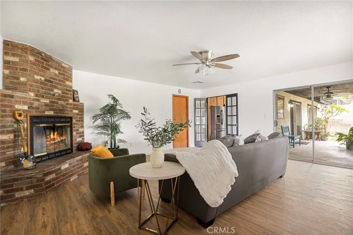 Lovely Den off of Kitchen!
