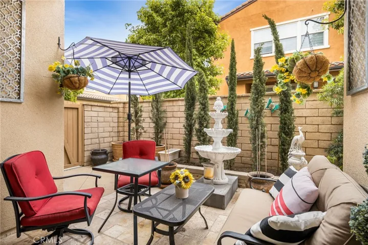 or dine casually, outdoors