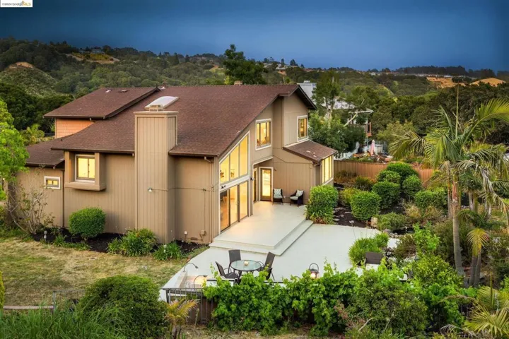 5111 Fairhill Ct, Oakland, California 94605