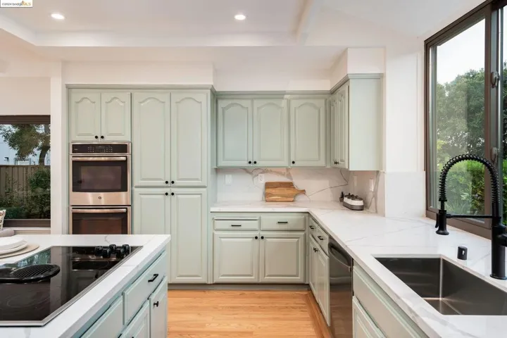 5111 Fairhill Ct, Oakland, California 94605