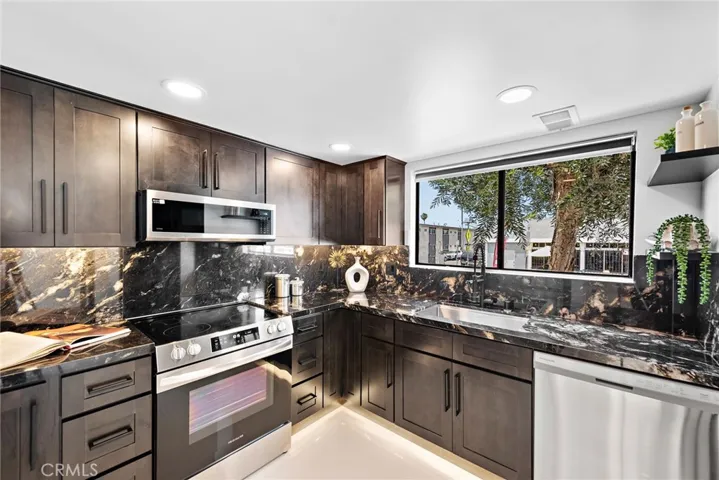 1100 E 4th Street E, Long Beach, California 90802