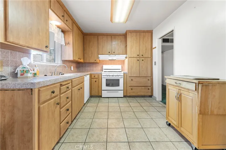 415 E Sandra Avenue, Tulare, California 93274