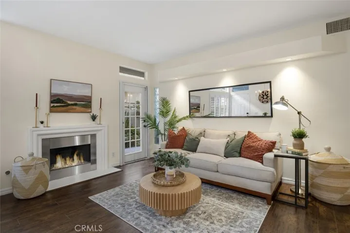 Living room & gas fireplace