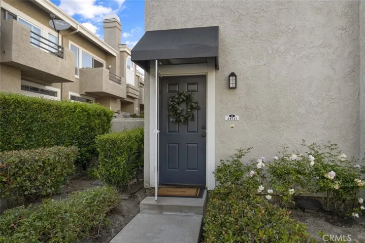 Bottom level, single story, no stairs