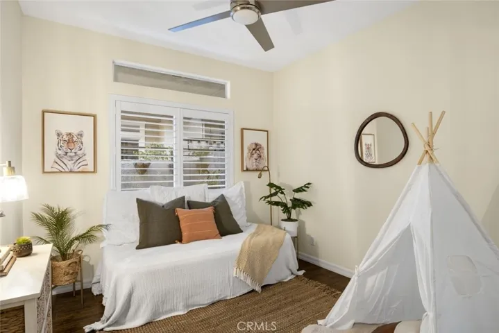 Second bedroom with mirrored closet doors