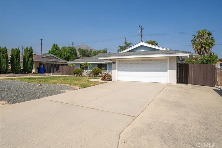 Curb Front Right / Main Driveway