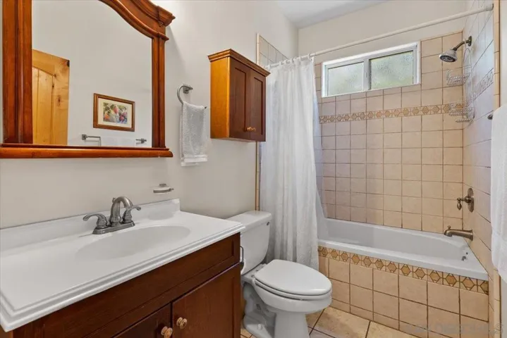 Bathroom for the two secondary bedrooms