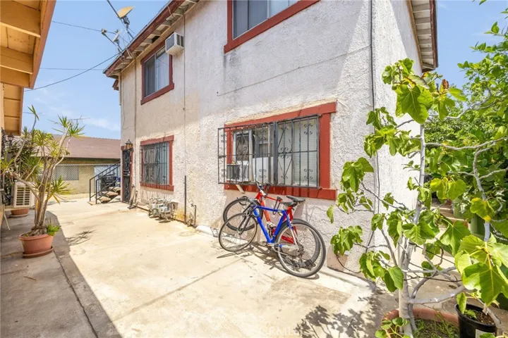 This is home to two of the 2 bed, 1 bath units at 3723 East 5th Street