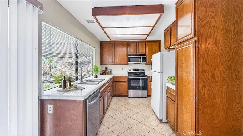 2210 Black Oak Place, Riverside, California 92506