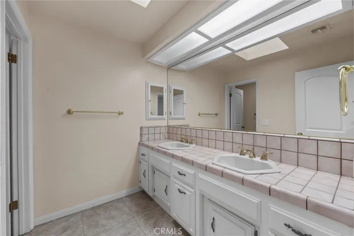 5701 Oakleaf Street, Bakersfield, California 93308
