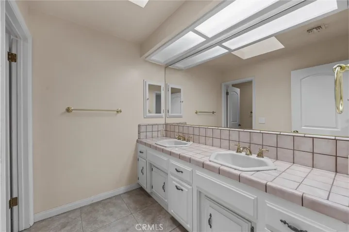 5701 Oakleaf Street, Bakersfield, California 93308