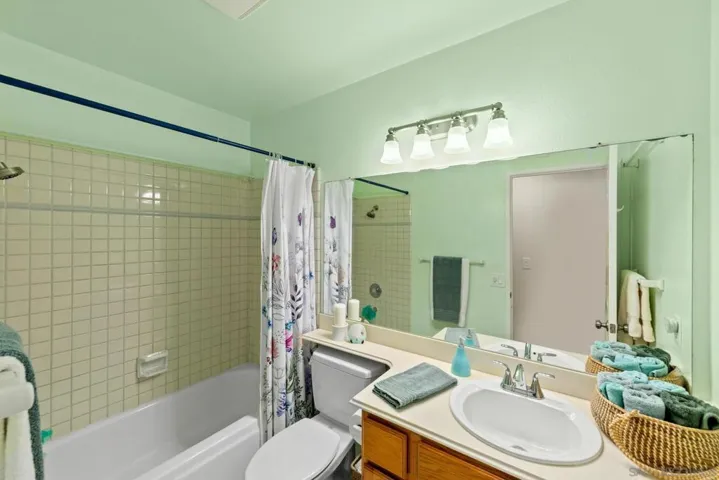 Hall bathroom with tub/shower