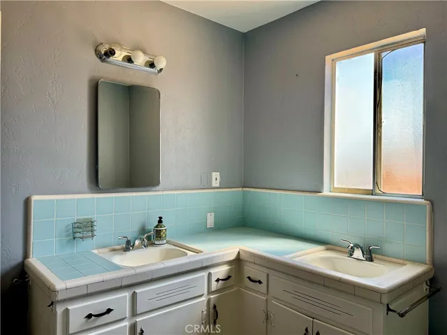 137 W Laura Avenue, Visalia, California 93277