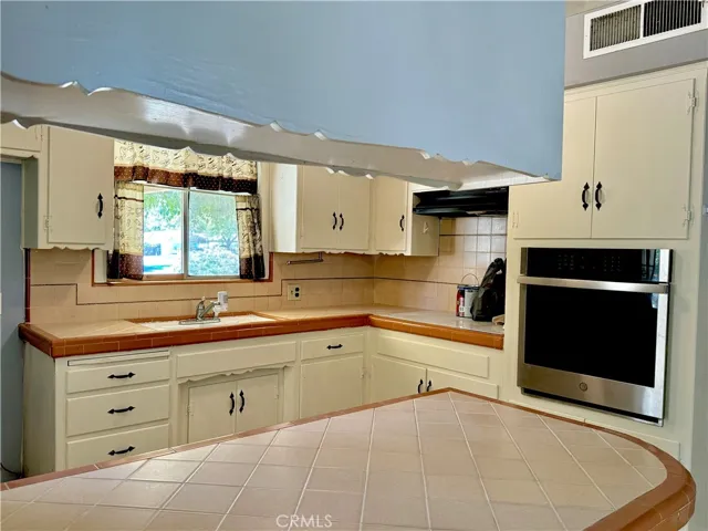 137 W Laura Avenue, Visalia, California 93277