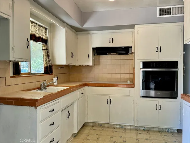 137 W Laura Avenue, Visalia, California 93277