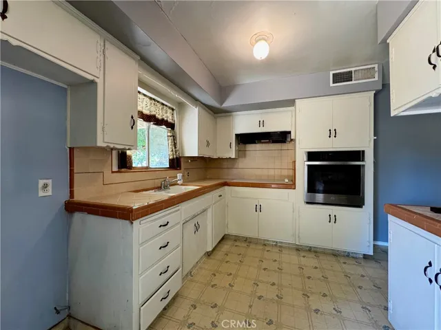 137 W Laura Avenue, Visalia, California 93277
